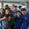 Governador Eduardo Riedel com alunos da rede estadual de ensino (Álvaro Rezende)