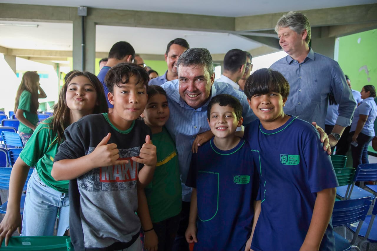 Governador Eduardo Riedel com alunos da rede estadual de ensino (Álvaro Rezende)