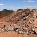 Material foi despejado em uma área no Jardim Noroeste (Foto: Reprodução/ MPMS)