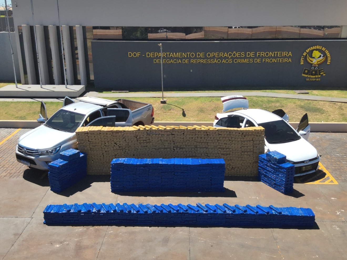 A droga apreendida, avaliada em R$ 6,9 milhões, foi encaminhado à Defron (Delegacia Especializada em Repressão aos Crimes de Fronteira), em Dourados. (Divulgação/DOF)