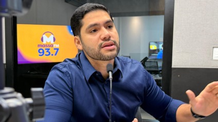 Diego Almoas Ferreira, no estúdio da Rádio Massa Campo Grande (Foto: Adriano Hany/ Massa CG)