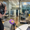 Rúbia Cynara, no estúdio da rádio Massa Dourados (Foto: Jhonatan Xavier/ Massa Dos)