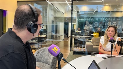 Rúbia Cynara, no estúdio da rádio Massa Dourados (Foto: Jhonatan Xavier/ Massa Dos)
