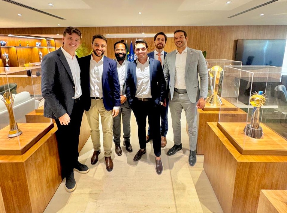 Delegação de MS reunida na sede da CBF ao lado da diretoria