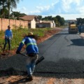 18 ruas de três bairros do município receberão 32.779,31 metros quadrados de asfalto e 6.116,47 metros de drenagem - Foto: Bruno Rezende/Secom/Arquivo