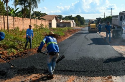 18 ruas de três bairros do município receberão 32.779,31 metros quadrados de asfalto e 6.116,47 metros de drenagem - Foto: Bruno Rezende/Secom/Arquivo