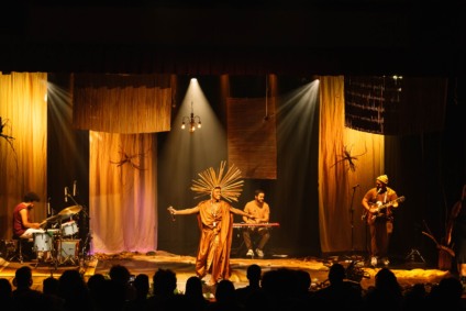 Silveira performando AfroAfetos em 10 de abril deste ano, no Sesc Teatro Prosa - Foto: Reprodução/ Bre Aragão PH