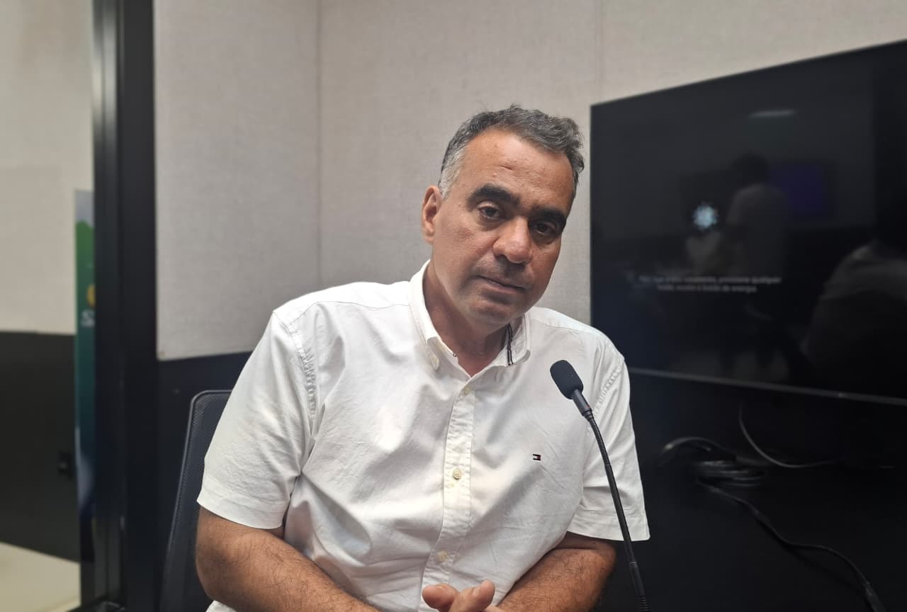 Gilvano Bronzoni nos estúdios da Massa FM Campo Grande - Foto: Fernando de Carvalho/Portal RCN67