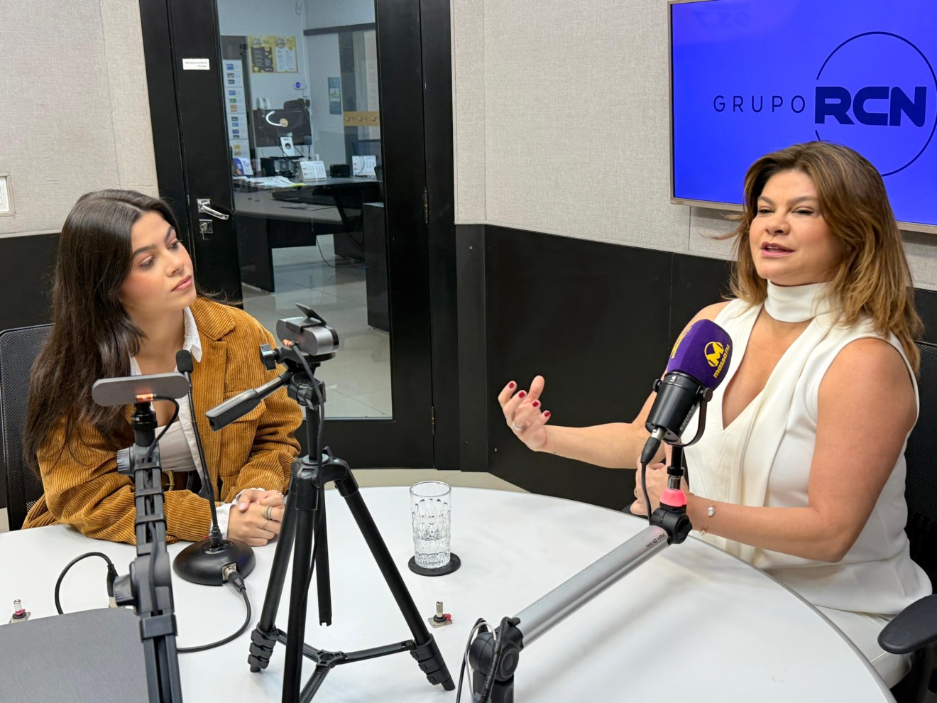 Ana Luísa e Ana Lucia Sayegh nos estúdios da Massa FM Campo Grande - Foto: Adriano Hany/Portal RCN67 Ana Luísa e Ana Lucia Sayegh nos estúdios da Massa FM Campo Grande - Foto: Adriano Hany/Portal RCN67