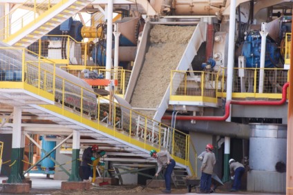 Com capacidade para processar 614.229 toneladas de cana-de-açúcar, a usina — que iniciou a operação em agosto passado — deve produzir 53.284 m³ de etanol hidratado e cogerar 38.602 MWh já na safra 2025/26. (Álvaro Rezende)