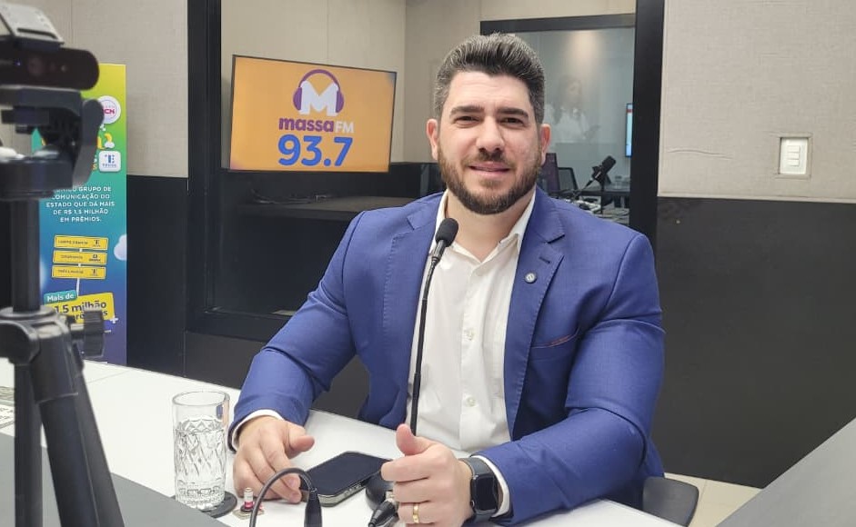 Jaime de Melo, no estúdio da rádio Massa Campo Grande (Foto: Rodrigo Moreira/ Massa CG)