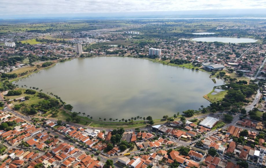 Os interessados devem protocolar a solicitação no Departamento de Tributação, localizado na avenida Antônio Trajano, nº 30, Centro, apresentando a documentação exigida para cada caso. Foto: Divulgação.