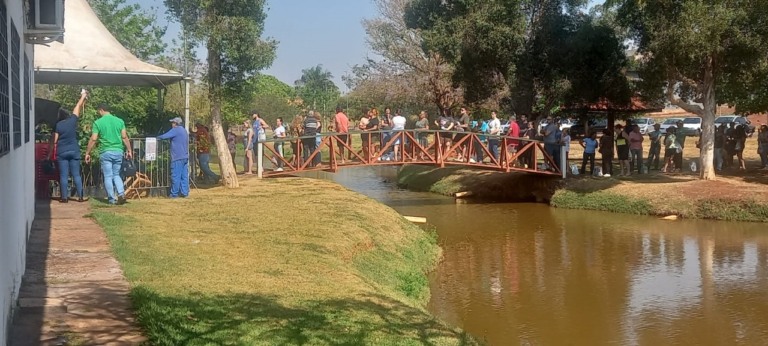Fila para troca de quase 3 mil  mudas de arvores por gêneros alimentícios. (RC)