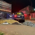 A droga, avaliada em aproximadamente R$ 24,1 milhões, estava dividida em 300 tabletes e escondida em compartimentos ocultos de uma carreta Scania acoplada a um semirreboque, que também apreendidos. (Divulgação PCMS)