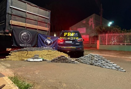 A droga, avaliada em aproximadamente R$ 24,1 milhões, estava dividida em 300 tabletes e escondida em compartimentos ocultos de uma carreta Scania acoplada a um semirreboque, que também apreendidos. (Divulgação PCMS)
