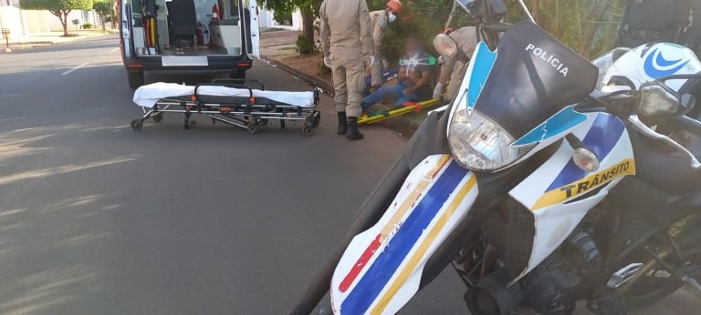 Corpo de Bombeiros socorre motociclista após queda no bairro Santos Dumont