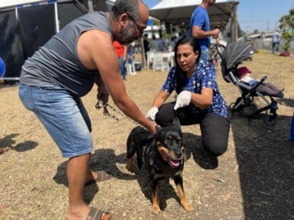 Em torno de 100 animais foram vacinados contra a raiva durante o Prefeitura no Bairro (Foto: DICOM)