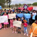 Mais de 50 pessoas participam da mobilização em frente ao campus da UFGD (Foto: Jhonatan Xavier/ Massa Dourados)