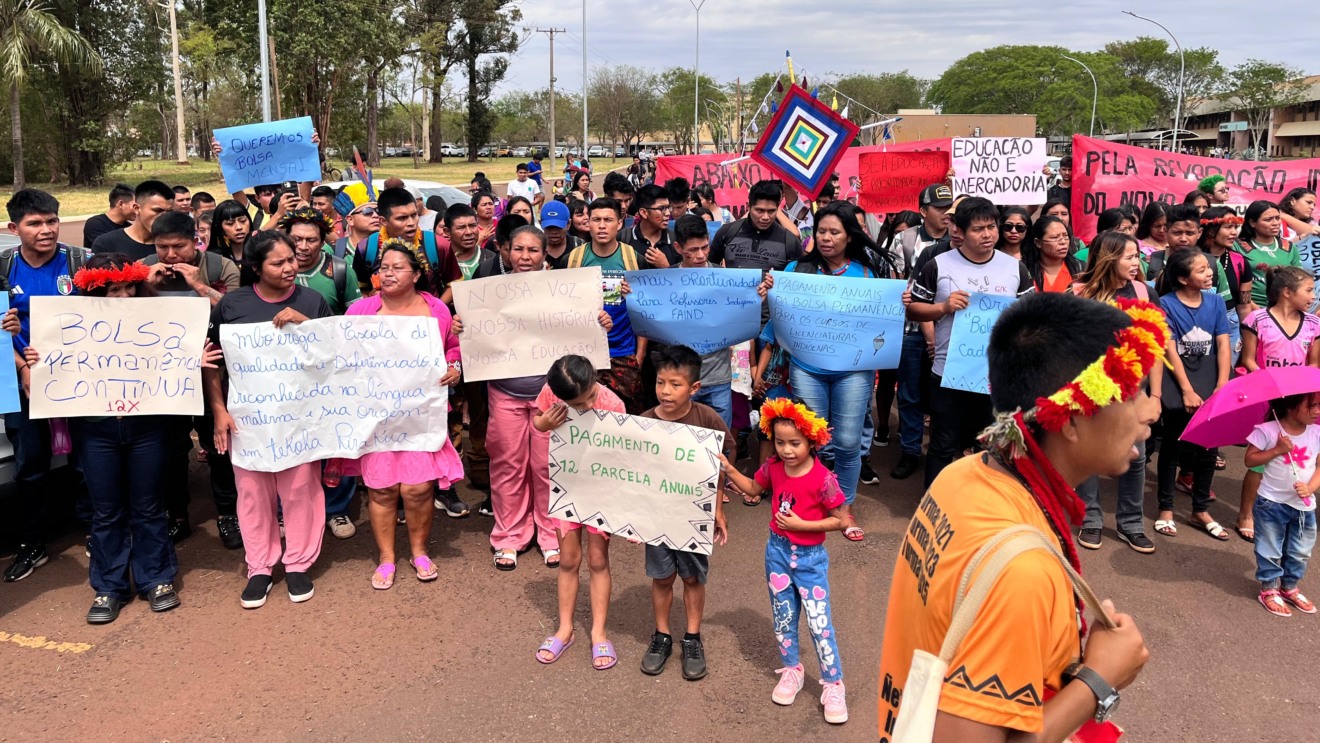 Mais de 50 pessoas participam da mobilização em frente ao campus da UFGD (Foto: Jhonatan Xavier/ Massa Dourados)
