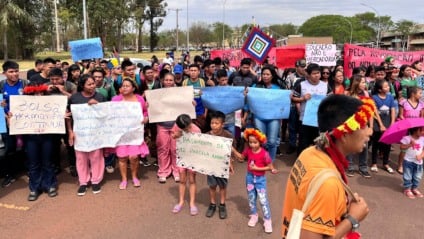 Mais de 50 pessoas participam da mobilização em frente ao campus da UFGD (Foto: Jhonatan Xavier/ Massa Dourados)