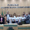 Vereadores junto às voluntárias da "Turma do Bem" (Foto: Sarah Protz/Assessoria)
