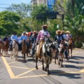 Cavalgada que abriu a etapa nacional CLC e Potro do Futuro em Campo Grande em 2023 - Foto: Prefeitura de CG