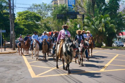 Cavalgada que abriu a etapa nacional CLC e Potro do Futuro em Campo Grande em 2023 - Foto: Prefeitura de CG