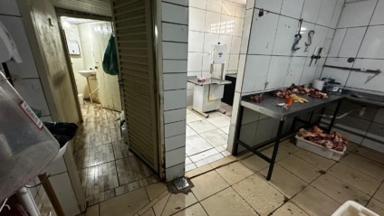Casa de carnes na capital foi flagrada vendendo produtos provenientes de abates clandestinos - Foto: Reprodução/PCMS