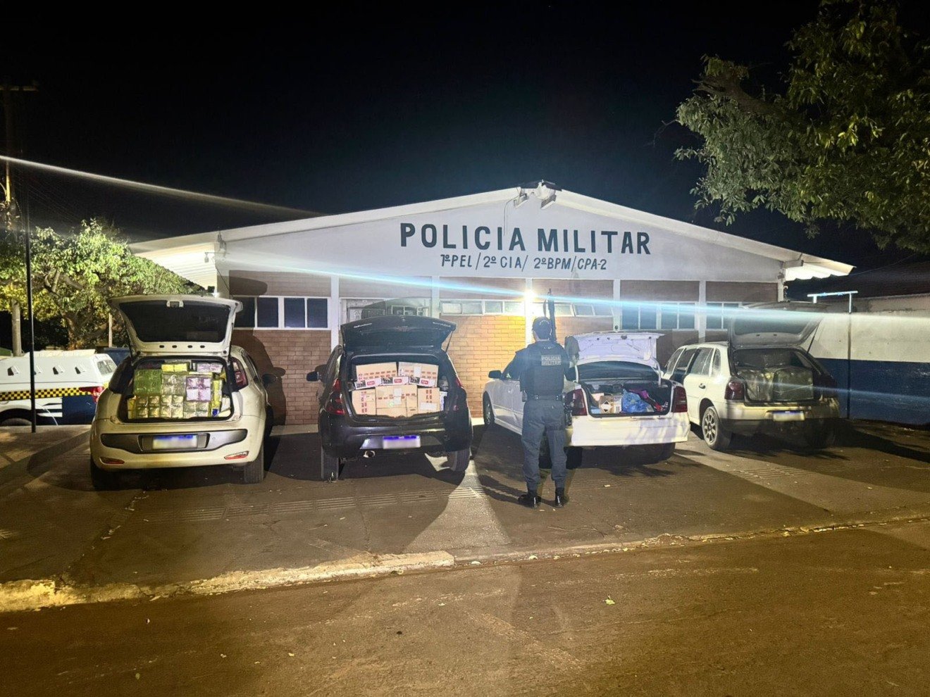 Parte das mercadorias será encaminhada à Receita Federal em Campo Grande; Já o veículo que estava carregado com cigarros para a Delegacia da Polícia Federal em Três Lagoas. Foto: Divulgação/Polícia Militar.