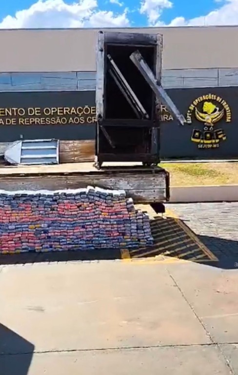 A ação do Departamento de Operações de Fronteira (DOF) iniciou com a informação de que um caminhão transportando uma grande quantidade de droga teria saído de Coronel Sapucaia com destino a Amambai. (Reprodução)