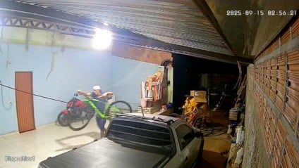 Câmeras de segurança registram furto de bicicleta durante a madrugada em Três Lagoas