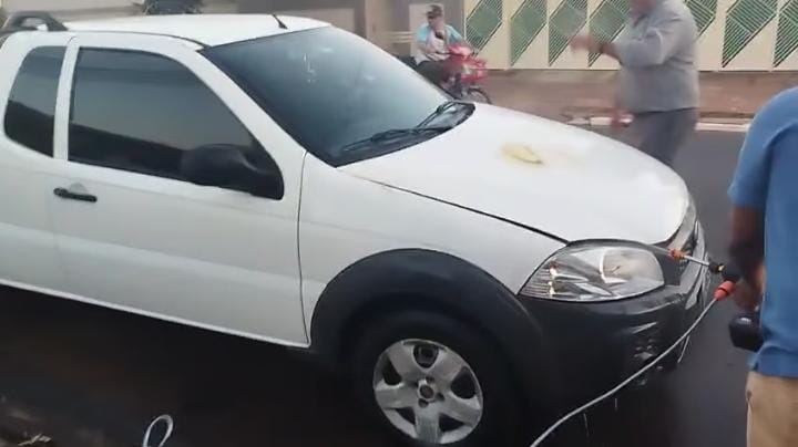 Fogo só não destruiu o veículo por causa da ajuda de populares que usaram mangueiras e outros objetos para controlar as chamas. Foto: Divulgação.