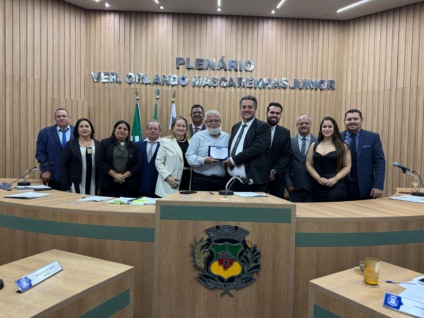 Ber Galter e pares, entregam moção de congratulações ao Dr. James (Foto: Sarah Protz/Assessoria)