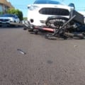 Acidente entre carro e duas bicicletas elétricas resulta em um adolescente ferido