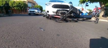 Acidente entre carro e duas bicicletas elétricas resulta em um adolescente ferido