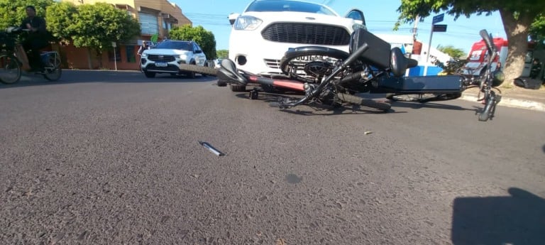 Acidente entre carro e duas bicicletas elétricas resulta em um adolescente ferido
