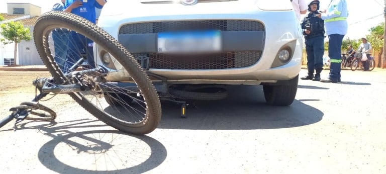 Adolescente de bicicleta é atropelada após ultrapassar carro no bairro Vila Alegre