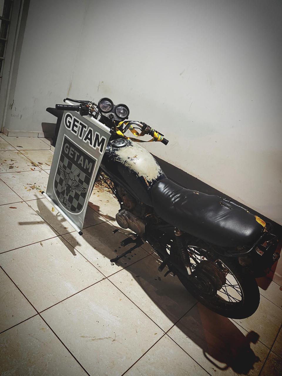 Além de veículo sem placa e sem CNH, motociclista teria tentado fugir, mas acabou alcançado no residencial Tuiuiú. Foto: Divulgação/Polícia Militar.