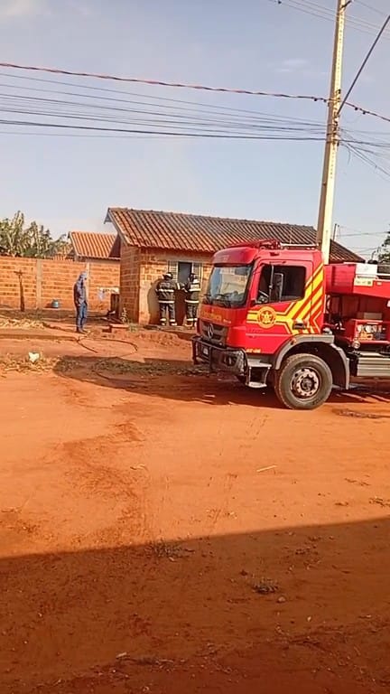 Casa no bairro Jardim Primavera pega fogo e Corpo de Bombeiros é acionado