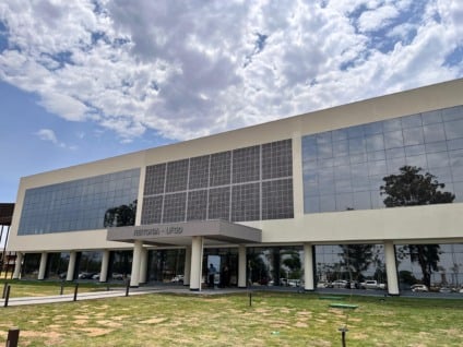 Obras da prédio da reitoria ficaram paradas por 13 anos / Fotos: Jhonatan Xavier/Rádio Massa FM Dourados
