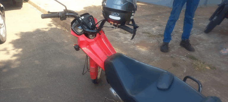 Colisão entre carro e moto deixa mulher ferida no bairro Santo André