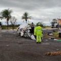 A colisão frontal entre um carro e uma carreta resultou na morte do motorista do Ônix com placas de Curitiba/PR.  (Reprodução/Sidnei Bronka) 
