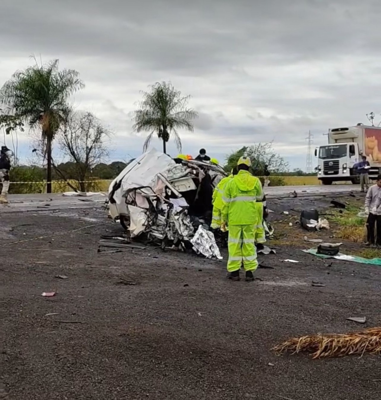 A colisão frontal entre um carro e uma carreta resultou na morte do motorista do Ônix com placas de Curitiba/PR.  (Reprodução/Sidnei Bronka) 