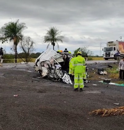 A colisão frontal entre um carro e uma carreta resultou na morte do motorista do Ônix com placas de Curitiba/PR.  (Reprodução/Sidnei Bronka) 