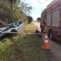 Gol ficou destruído após bater em poste na MS-276 (Foto: Sidnei Bronka)
