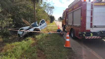Gol ficou destruído após bater em poste na MS-276 (Foto: Sidnei Bronka)
