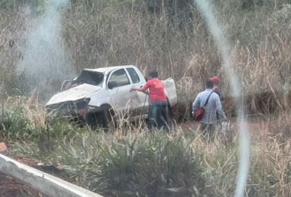 O motorista de uma caminhonete perdeu o controle do veículo, depois do estouro de um dos pneus. (Divulgação)