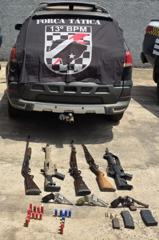 Força Tática do 13º BPM intercepta veículo e encontra fuzis, espingardas, revólveres e munições em rodovia de Paranaíba.  