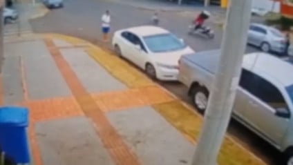 Acidente ocorreu na hora do almoço em espaço conhecido como corredor gastronômico na Capital (Foto: Reprodução/ Câmera de Segurança)