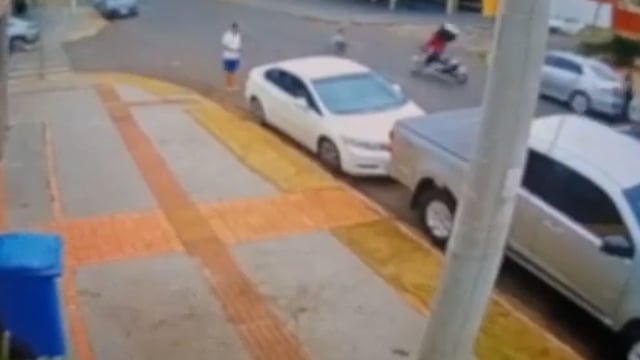 Acidente ocorreu na hora do almoço em espaço conhecido como corredor gastronômico na Capital (Foto: Reprodução/ Câmera de Segurança)